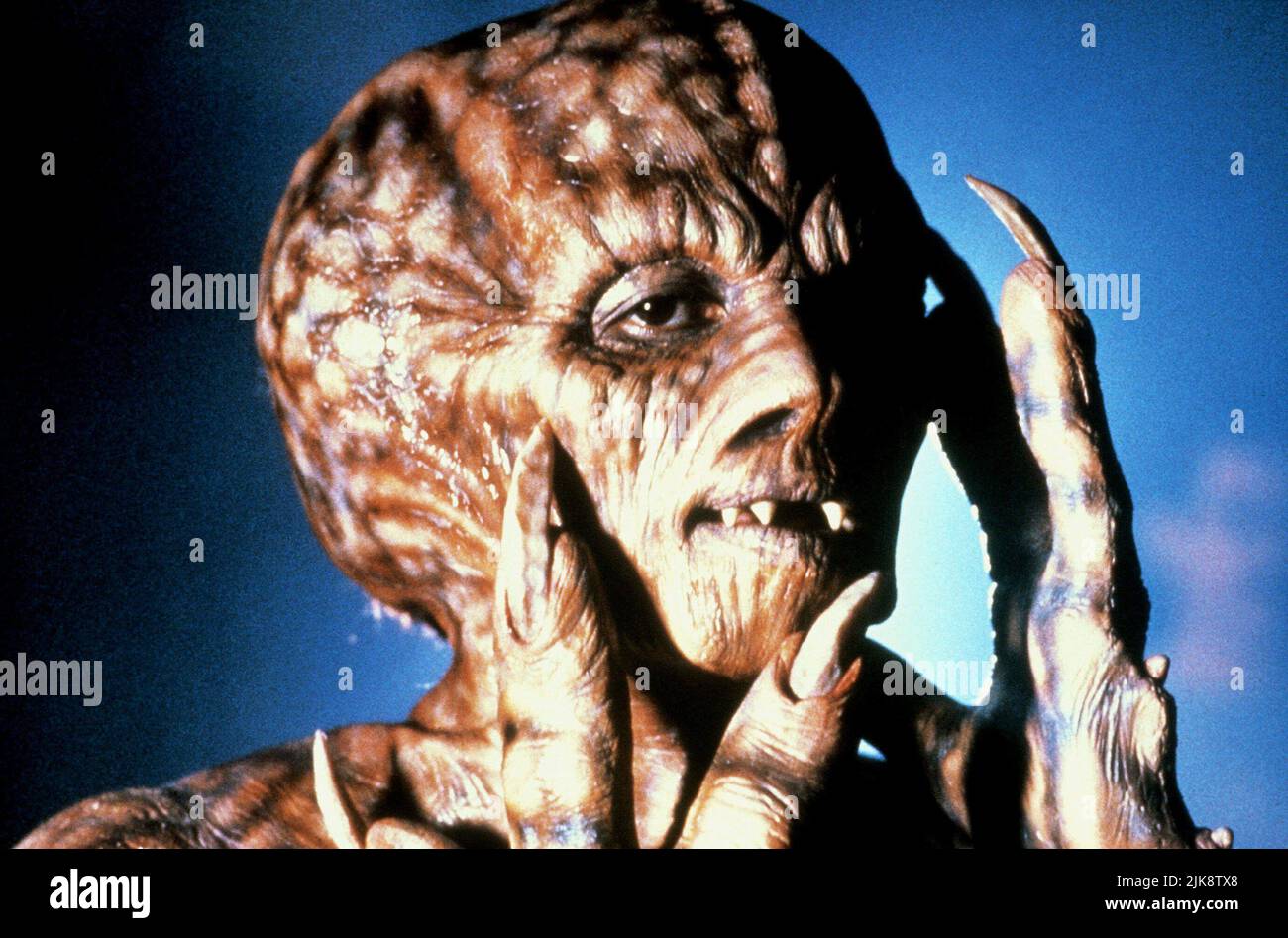 Monster film: Contes de The Darkside: The Movie (USA 1990) / segment 'Der Schwur Der Liebenden' (segment 'Lover'S vow') Directeur : John Harrison 04 mai 1990 **AVERTISSEMENT** cette photographie est destinée à un usage éditorial exclusif et est le droit d'auteur des IMAGES PARAMOUNT et/ou du photographe assigné par la Société de film ou de production et ne peut être reproduite que par des publications en conjonction avec la promotion du film ci-dessus. Un crédit obligatoire pour LES PHOTOS PARAMOUNT est requis. Le photographe doit également être crédité lorsqu'il est connu. Aucune utilisation commerciale ne peut être accordée sans l'autorisation écrite du film Banque D'Images