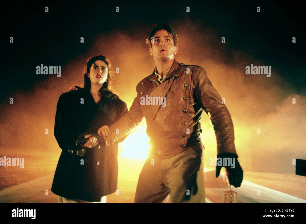 Jennifer Connelly & Bill Campbell film: The Rocketeer (1991) personnages: Jenny Blake & Cliff Secord Directeur: Joe Johnston 21 juin 1991 **AVERTISSEMENT** cette photographie est destinée à un usage éditorial exclusif et est le droit d'auteur de DISNEY et/ou du photographe attribué par la Société de film ou de production et ne peut être reproduite que par des publications en conjonction avec la promotion du film ci-dessus. Un crédit obligatoire pour DISNEY est requis. Le photographe doit également être crédité lorsqu'il est connu. Aucune utilisation commerciale ne peut être accordée sans l'autorisation écrite de la Société du film. Banque D'Images