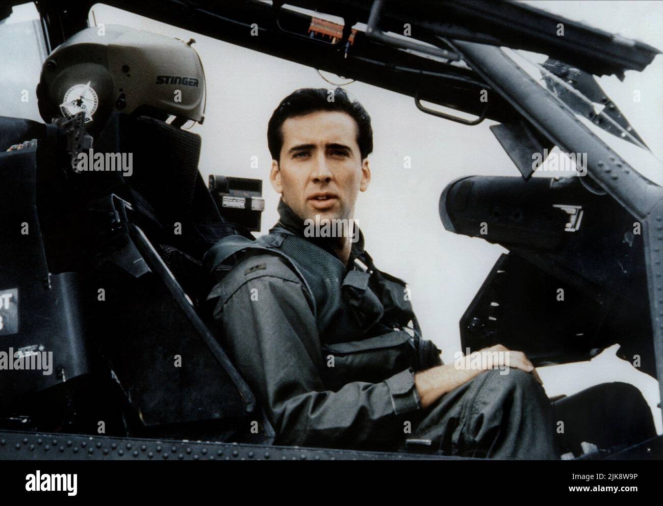 Nicolas cage film Fire Birds ; Wings of the Apache (USA 1990) personnages : Jake Preston réalisateur : David Green 25 mai 1990 **AVERTISSEMENT** cette photographie est réservée à un usage éditorial et est la propriété de TOUCHSTONE et/ou du photographe désigné par le film ou la société de production et ne peut être reproduite que par des publications en liaison avec la promotion du film ci-dessus. Un crédit obligatoire pour TOUCHSTONE est requis. Le photographe doit également être crédité lorsqu'il est connu. Aucune utilisation commerciale ne peut être accordée sans autorisation écrite de The film Company. Banque D'Images