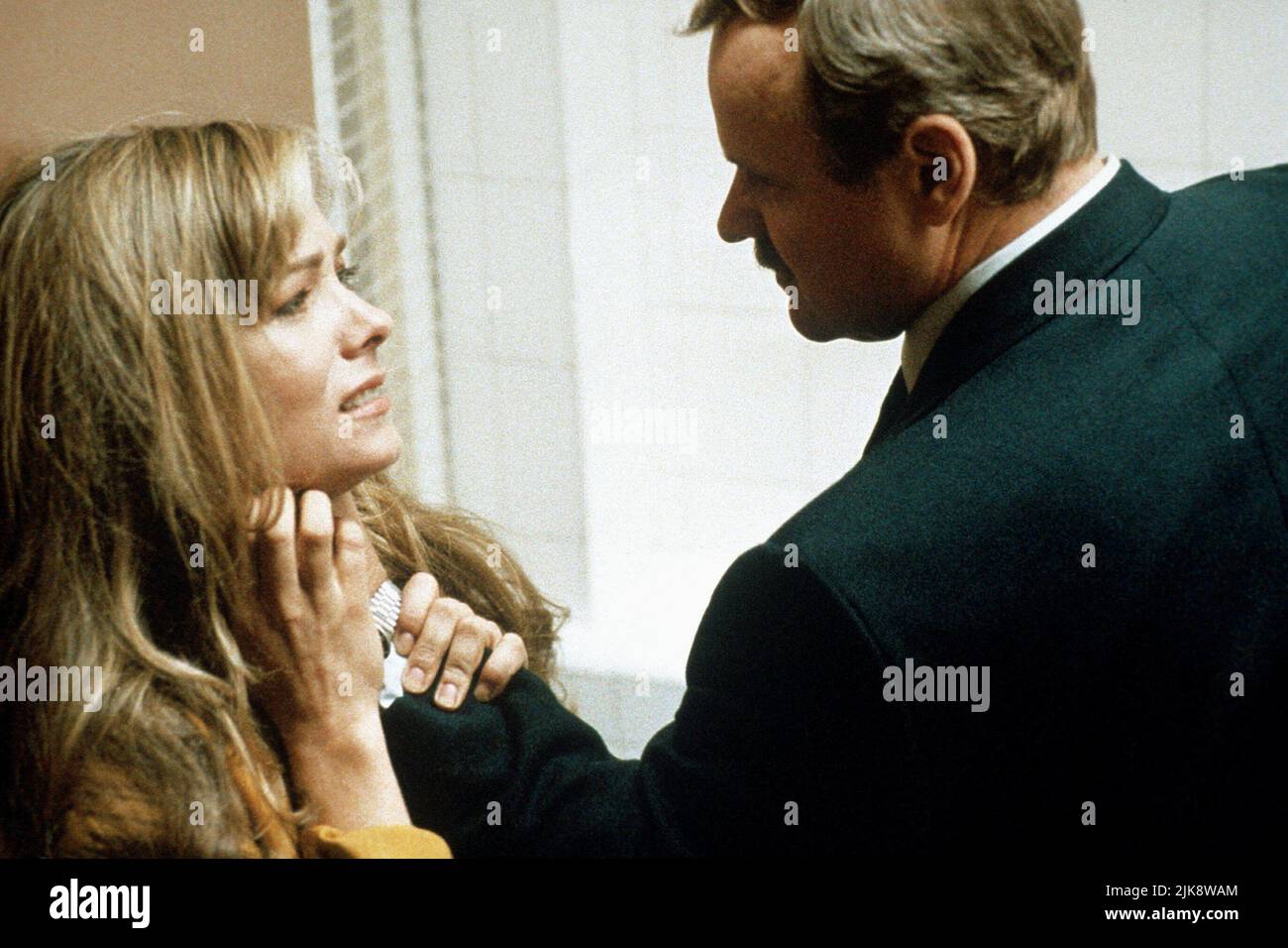 Theresa Russell & George Dzundza film Impulse (USA 1990) personnages : Lottie Mason,Lt. Joe Morgan réalisateur : Sondra Locke 06 avril 1990 **AVERTISSEMENT** cette photographie est pour usage éditorial seulement et est la propriété de WARNER BROS. Et/ou le photographe désigné par le film ou la société de production et ne peuvent être reproduits que par des publications en liaison avec la promotion du film ci-dessus. Un crédit obligatoire à WARNER BROS. est obligatoire. Le photographe doit également être crédité lorsqu'il est connu. Aucune utilisation commerciale ne peut être accordée sans autorisation écrite de The film Company. Banque D'Images