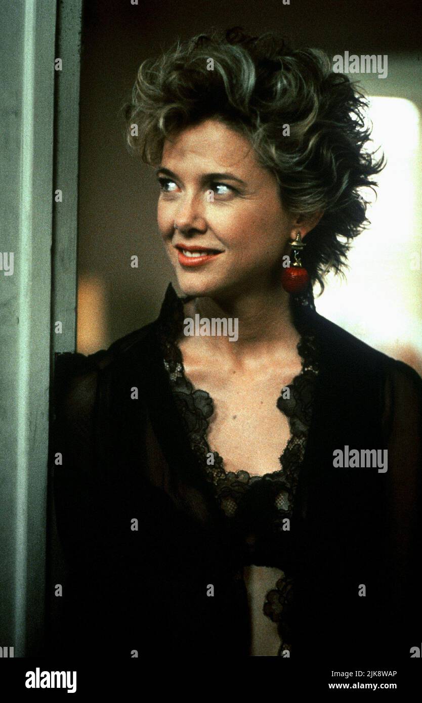 Annette Bening film The grifters (1990) personnages : Myra Langtry réalisateur : Stephen Frears 14 septembre 1990 **AVERTISSEMENT** cette photographie est réservée à un usage éditorial et est protégée par le copyright de PALACE films et/ou du photographe désigné par le film ou la société de production et ne peut être reproduite que par des publications en liaison avec la promotion du film ci-dessus. Un crédit obligatoire pour PALACE films est requis. Le photographe doit également être crédité lorsqu'il est connu. Aucune utilisation commerciale ne peut être accordée sans autorisation écrite de The film Company. Banque D'Images