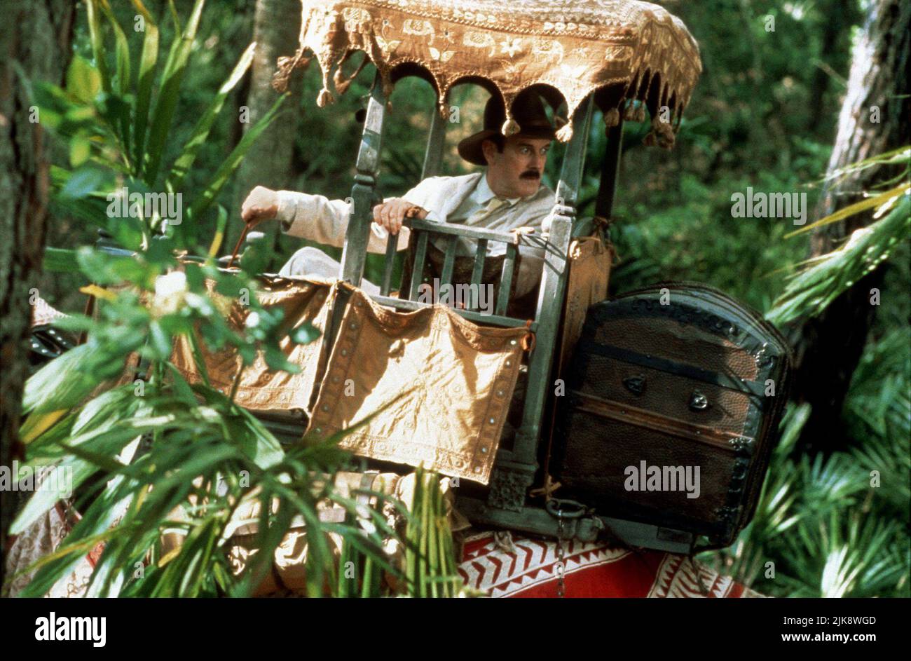 John Cleese film The Jungle Book (1991) personnages : Dr Julien Plumford réalisateur : Stephen Sommers 23 décembre 1994 **AVERTISSEMENT** cette photographie est à usage éditorial exclusif et est la propriété de DISNEY et/ou du photographe désigné par la société de production et ne peut être reproduite que par des publications en liaison avec la promotion du film ci-dessus. Un crédit DISNEY obligatoire est requis. Le photographe doit également être crédité lorsqu'il est connu. Aucune utilisation commerciale ne peut être accordée sans autorisation écrite de The film Company. Banque D'Images John Cleese film The Jungle Book (1991) personnages : Dr Julien Plumford réalisateur : Stephen Sommers 23 décembre 1994 **AVERTISSEMENT** cette photographie est à usage éditorial exclusif et est la propriété de DISNEY et/ou du photographe désigné par la société de production et ne peut être reproduite que par des publications en liaison avec la promotion du film ci-dessus. Un crédit DISNEY obligatoire est requis. Le photographe doit également être crédité lorsqu'il est connu. Aucune utilisation commerciale ne peut être accordée sans autorisation écrite de The film Company. Banque D'Images