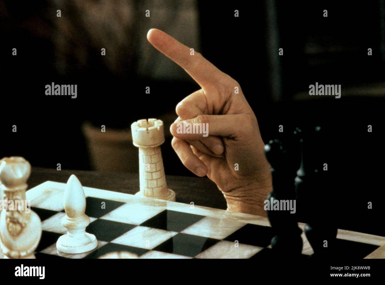 Thing Plays Chess film The Addams Family (1991) réalisateur : Barry Sonnenfeld 22 novembre 1991 **AVERTISSEMENT** cette photographie est à usage éditorial exclusif et est la propriété de PARAMOUNT et/ou du photographe désigné par le film ou la société de production et ne peut être reproduite que par des publications en liaison avec la promotion du film ci-dessus. Un crédit obligatoire à PARAMOUNT est requis. Le photographe doit également être crédité lorsqu'il est connu. Aucune utilisation commerciale ne peut être accordée sans autorisation écrite de The film Company. Banque D'Images