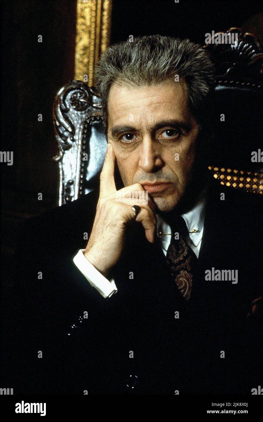 Al Pacino film: The Godfather: Partie III (USA 1990) personnages: Don Michael Corleone Directeur: Francis Ford Coppola 20 décembre 1990 **AVERTISSEMENT** cette photographie est destinée à un usage éditorial exclusif et est le droit d'auteur de PARAMOUNT et/ou le photographe assigné par la Société de film ou de production et ne peut être reproduite que par des publications en conjonction avec la promotion du film ci-dessus. Un crédit obligatoire pour PARAMOUNT est requis. Le photographe doit également être crédité lorsqu'il est connu. Aucune utilisation commerciale ne peut être accordée sans l'autorisation écrite de la Société du film. Banque D'Images