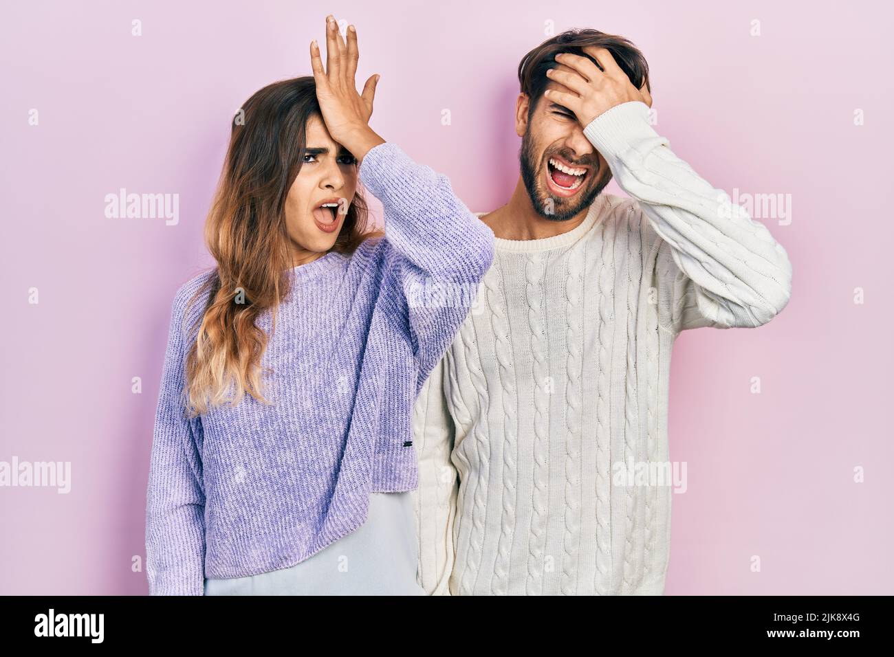 Jeune couple hispanique portant des vêtements décontractés surpris de la main sur la tête pour l'erreur, se souvenir de l'erreur. oublié, mauvais concept de mémoire. Banque D'Images Jeune couple hispanique portant des vêtements décontractés surpris de la main sur la tête pour l'erreur, se souvenir de l'erreur. oublié, mauvais concept de mémoire. Banque D'Images