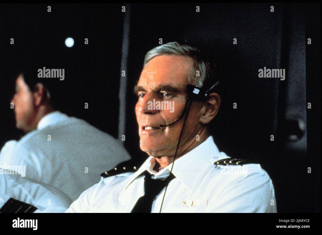 Charlton Heston film Crash Landing : The Rescue of Flight 232 (1992) personnages : Capitaine Al Haynes réalisateur : Lamont Johnson 24 février 1992 **AVERTISSEMENT** cette photographie est destinée à un usage éditorial seulement et est la propriété de ABC et/ou du photographe assigné par The film or production Company et ne peut être reproduite que par des publications en liaison avec la promotion du film ci-dessus. Un crédit obligatoire à ABC est requis. Le photographe doit également être crédité lorsqu'il est connu. Aucune utilisation commerciale ne peut être accordée sans autorisation écrite de The film Company. Banque D'Images