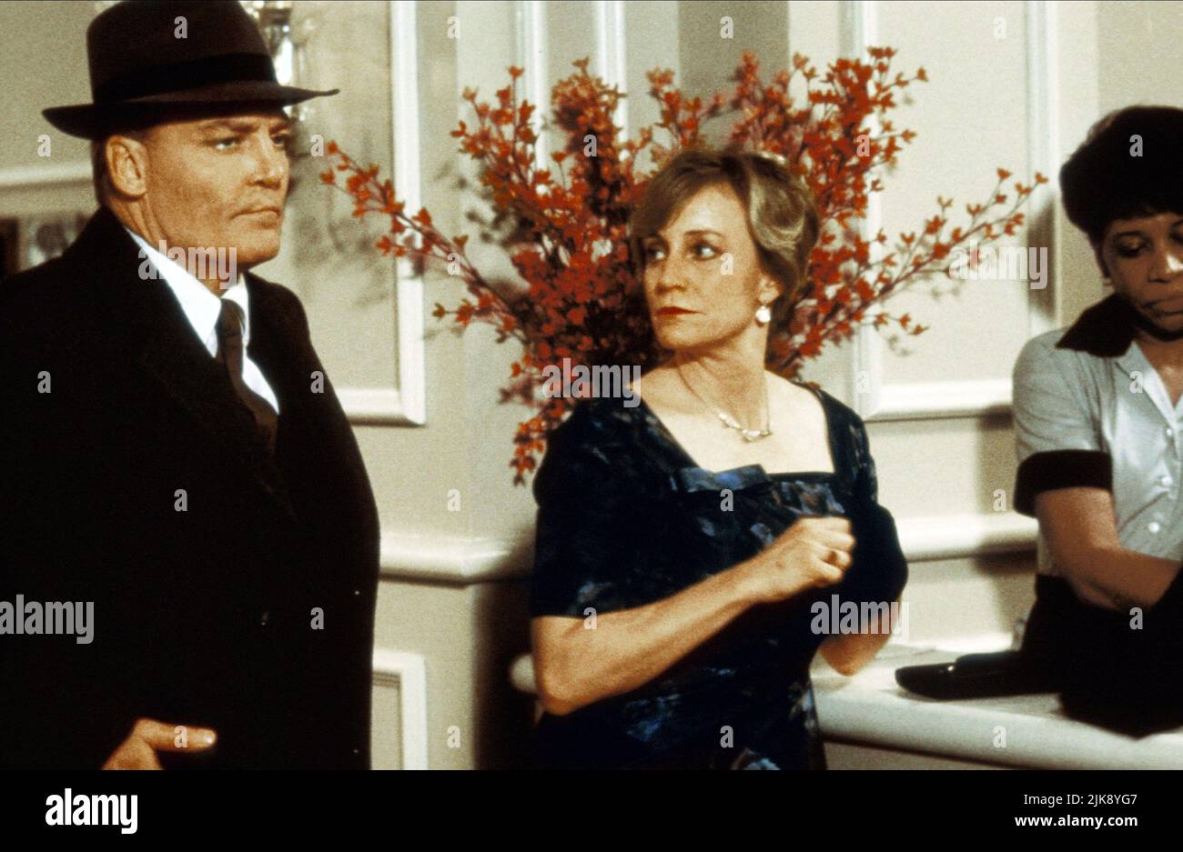 Stacy Keach & Carrie Snodgress film: Mission du Shark: La saga des États-Unis Indianapolis (1991) personnages: Capitaine Charles Butler McVay, Louise McVay Directeur: Robert Iscove 28 septembre 1991 **AVERTISSEMENT** cette photographie est à usage éditorial exclusif et est le droit d'auteur de CBS et/ou le photographe assigné par la Société du film ou de la production et ne peut être reproduite que par des publications dans le cadre de la promotion du film ci-dessus. Un crédit obligatoire pour CBS est requis. Le photographe doit également être crédité lorsqu'il est connu. Aucune utilisation commerciale ne peut être accordée sans autorisation écrite de Banque D'Images