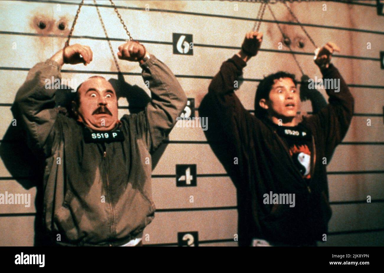 Bob Hoskins & John Leguizamo film Super Mario Bros (1992) personnages : Mario Mario, Luigi Mario réalisateur : Annabel Jankel 28 mai 1993 **AVERTISSEMENT** cette photographie est réservée à un usage éditorial et est la propriété des cinéastes ALLIÉS et/ou du photographe désigné par la société de production et ne peut être reproduite que par des publications en liaison avec la promotion du film ci-dessus. Un crédit obligatoire aux cinéastes ALLIÉS est requis. Le photographe doit également être crédité lorsqu'il est connu. Aucune utilisation commerciale ne peut être accordée sans autorisation écrite de The film Company. Banque D'Images