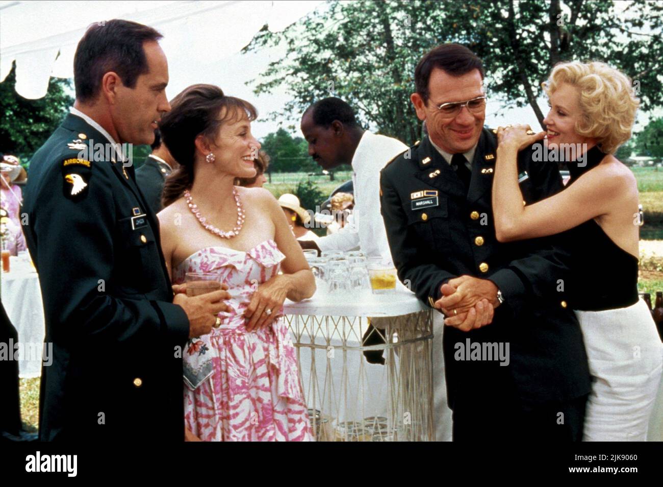 Powers Boothe, Carrie Snodgress, Tommy Lee Jones & Jessica Lange film: Blue Sky (USA 1994) personnages: Col. Vincent 'Vince' Johnson, Vera Johnson, Maj. Henry 'Hank' Marshall, Carly Marshall Directeur: Tony Richardson 24 août 1994 **AVERTISSEMENT** cette photographie est destinée à un usage éditorial exclusif et est protégée par les droits d'auteur des IMAGES ORION et/ou du photographe assigné par la Société de film ou de production et ne peut être reproduite que par des publications en conjonction avec la promotion du film ci-dessus. Un crédit obligatoire pour LES IMAGES ORION est requis. Le photographe doit également être crédité lorsqu'il est connu. Pas de comm Banque D'Images