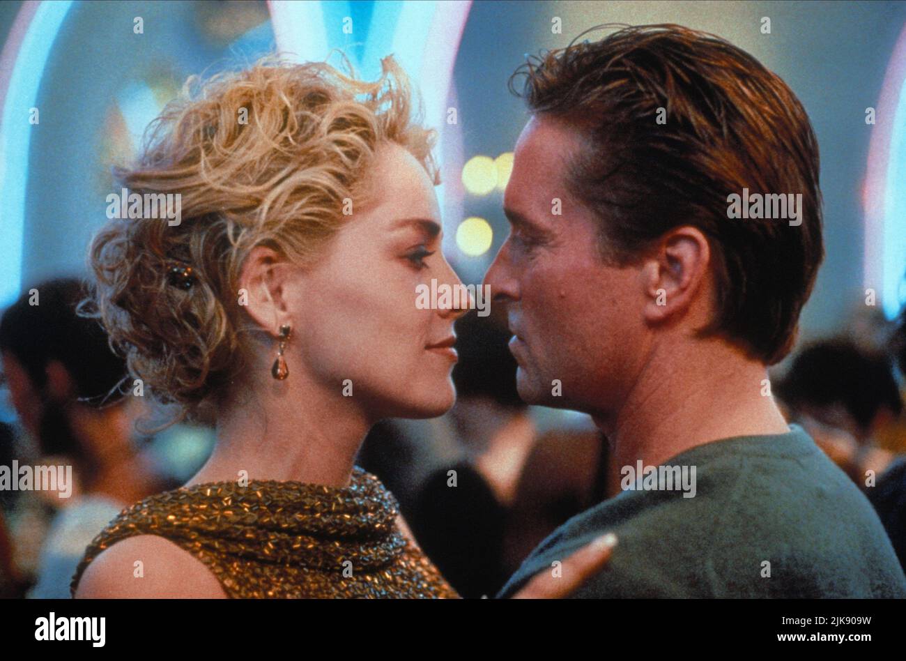 Sharon Stone & Michael Douglas film: Basic instinct (USA/FR 1992) personnages: Catherine Tramell, détective Nick Curran Directeur: Paul Verhoeven 20 mars 1992 **AVERTISSEMENT** cette photographie est destinée à un usage éditorial exclusif et est protégée par les droits d'auteur des IMAGES de CAROLCO et/ou du photographe attribué par la Société de film ou de production et ne peut être reproduite que par des publications dans le cadre de la promotion du film ci-dessus. Un crédit obligatoire pour LES PHOTOS de CAROLCO est requis. Le photographe doit également être crédité lorsqu'il est connu. Aucune utilisation commerciale ne peut être accordée sans l'autorisation écrite du film COM Banque D'Images