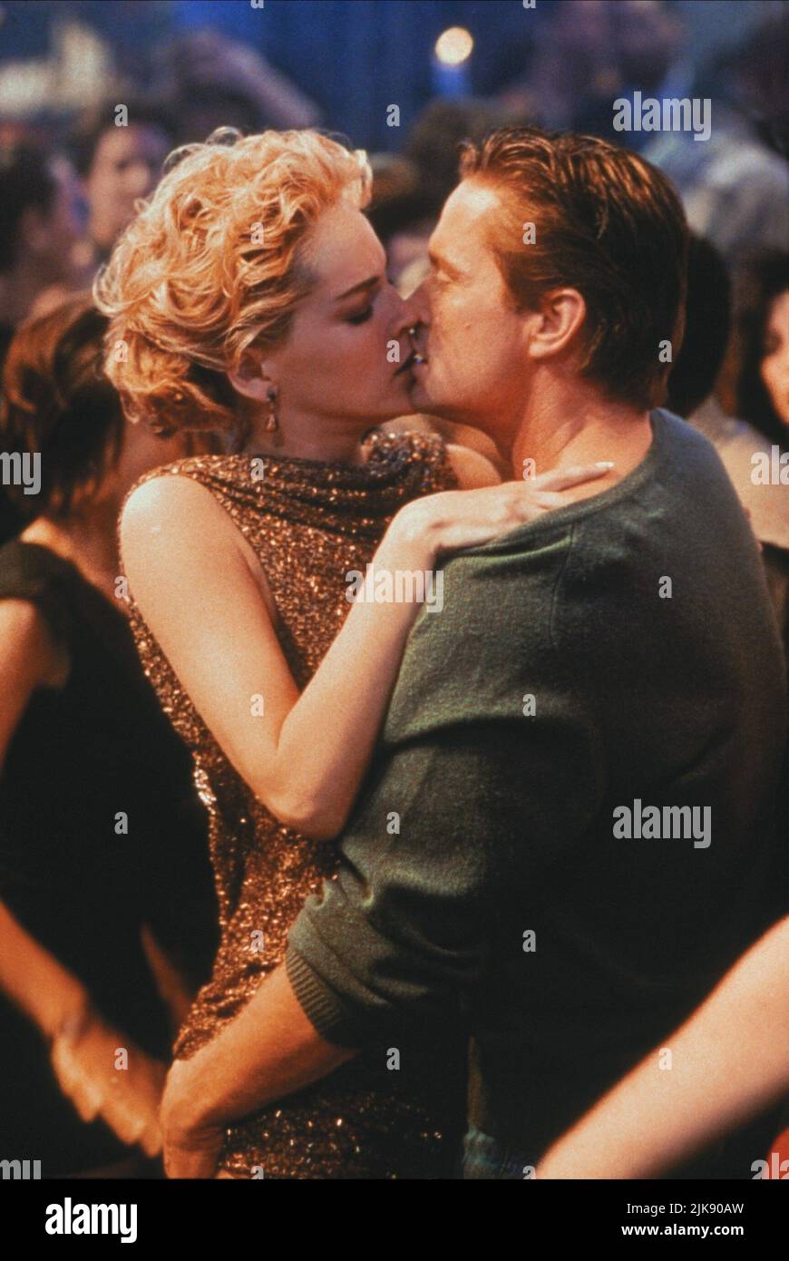 Sharon Stone & Michael Douglas film: Basic instinct (USA/FR 1992) personnages: Catherine Tramell, détective Nick Curran Directeur: Paul Verhoeven 20 mars 1992 **AVERTISSEMENT** cette photographie est destinée à un usage éditorial exclusif et est protégée par les droits d'auteur des IMAGES de CAROLCO et/ou du photographe attribué par la Société de film ou de production et ne peut être reproduite que par des publications dans le cadre de la promotion du film ci-dessus. Un crédit obligatoire pour LES PHOTOS de CAROLCO est requis. Le photographe doit également être crédité lorsqu'il est connu. Aucune utilisation commerciale ne peut être accordée sans l'autorisation écrite du film COM Banque D'Images