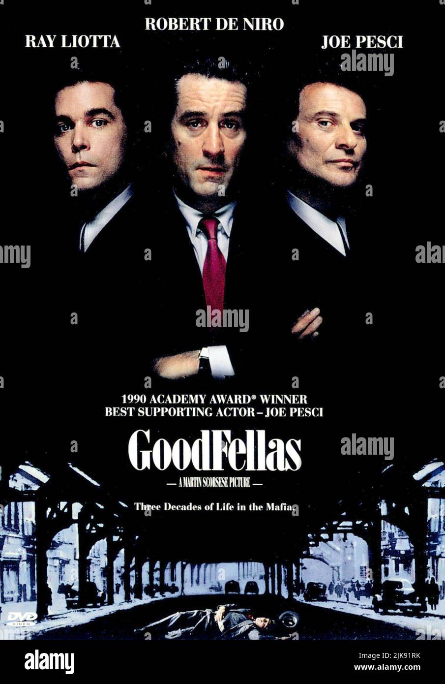 Ray Liotta, Robert de Niro & Joe Pesci film: Goodfellas (USA 1990) personnages: Henry Hill,James 'Jimmy' Conway & Tommy DeVito Directeur: Martin Scorsese 12 septembre 1990 **AVERTISSEMENT** cette photo est à usage éditorial exclusif et est le copyright de WARNER BROS. / BARRY WETCHER et/ou le photographe assigné par la Société de film ou de production et ne peut être reproduit que par des publications en conjonction avec la promotion du film ci-dessus. Crédit obligatoire pour WARNER BROS. / BARRY WETCHER est requis. Aucune utilisation commerciale ne peut être accordée sans l'autorisation écrite de la Société du film. Banque D'Images