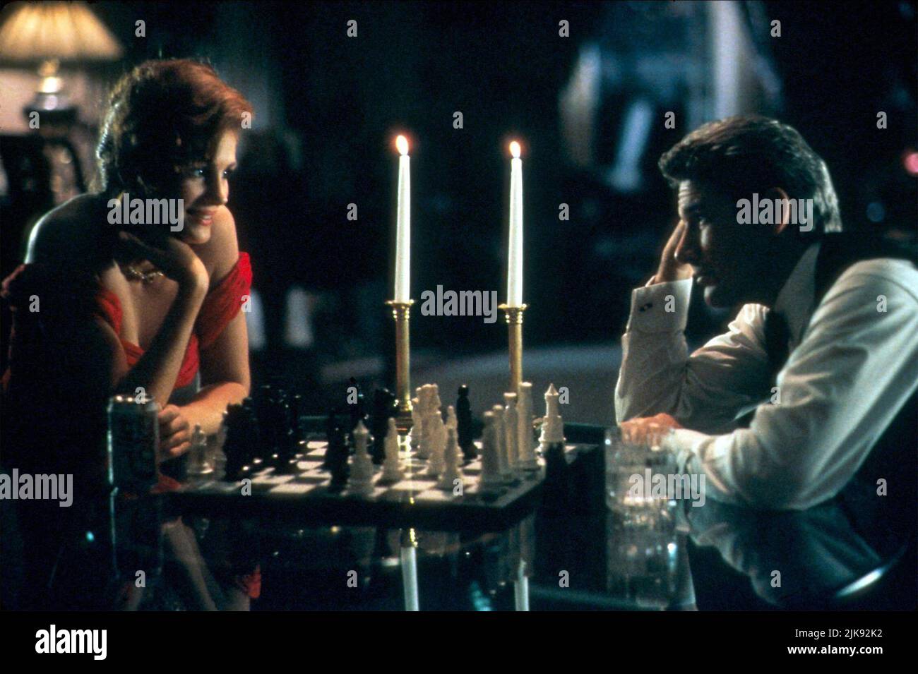 Julia Roberts & Richard Gere film Pretty Woman (USA 1990) personnages : Vivian Ward, Edward Lewis réalisateur : Garry Marshall 23 mars 1990 **AVERTISSEMENT** cette photographie est à usage éditorial seulement et est la propriété intellectuelle de TOUCHSTONE PICTURES et/ou du photographe assigné par The film or production Company et ne peut être reproduite que par des publications en liaison avec la promotion du film ci-dessus. Un crédit obligatoire pour TOUCHSTONE PICTURES est requis. Le photographe doit également être crédité lorsqu'il est connu. Aucune utilisation commerciale ne peut être accordée sans autorisation écrite de The film Company. Banque D'Images