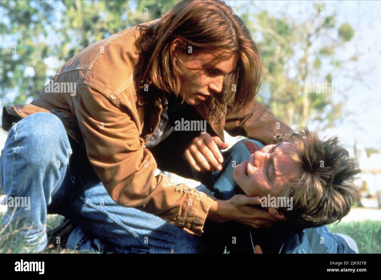 Johnny Depp & Leonardo Dicaprio film What'S Eating Gilbert Grape (USA 1993) personnages : Gilbert Grape, Arnie Grape réalisateur : Lasse Hallström 01 octobre 1993 **AVERTISSEMENT** cette photographie est à usage éditorial exclusif et est la propriété de PARAMOUNT et/ou du photographe assigné par le film ou la société de production et ne peut être reproduite que par des publications en liaison avec la promotion du film ci-dessus. Un crédit obligatoire à PARAMOUNT est requis. Le photographe doit également être crédité lorsqu'il est connu. Aucune utilisation commerciale ne peut être accordée sans autorisation écrite de The film Company. Banque D'Images