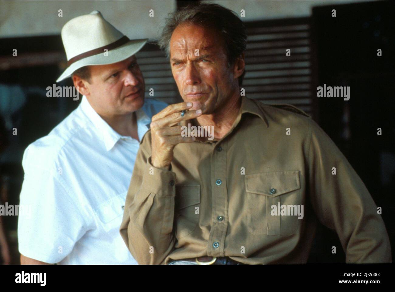 George Dzundza & Clint Eastwood film: White Hunter Black Heart (USA 1990) personnages: Paul Landers, John Wilson Directeur: Clint Eastwood 16 mai 1990 **AVERTISSEMENT** cette photographie est à usage éditorial exclusif et est le copyright de WARNER BROS. Et/ou le photographe assigné par la Société du film ou de la production et ne peut être reproduite que par des publications dans le cadre de la promotion du film ci-dessus. Un crédit obligatoire pour WARNER BROS est requis. Le photographe doit également être crédité lorsqu'il est connu. Aucune utilisation commerciale ne peut être accordée sans l'autorisation écrite de la Société du film. Banque D'Images