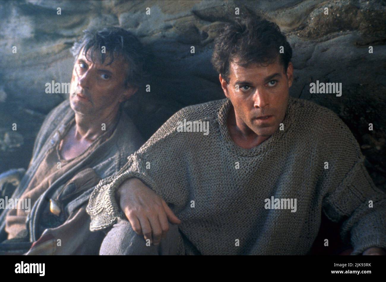 Jack Shepherd & Ray Liotta film: No Escape (1993) personnages: Dysart, Capt J.T. Robbins Directeur : Martin Campbell 29 avril 1994 **AVERTISSEMENT** cette photographie est destinée à un usage éditorial exclusif et est protégée par les droits d'auteur d'HBO et/ou du photographe attribué par la Société de film ou de production et ne peut être reproduite que par des publications dans le cadre de la promotion du film ci-dessus. Un crédit obligatoire pour HBO est requis. Le photographe doit également être crédité lorsqu'il est connu. Aucune utilisation commerciale ne peut être accordée sans l'autorisation écrite de la Société du film. Banque D'Images