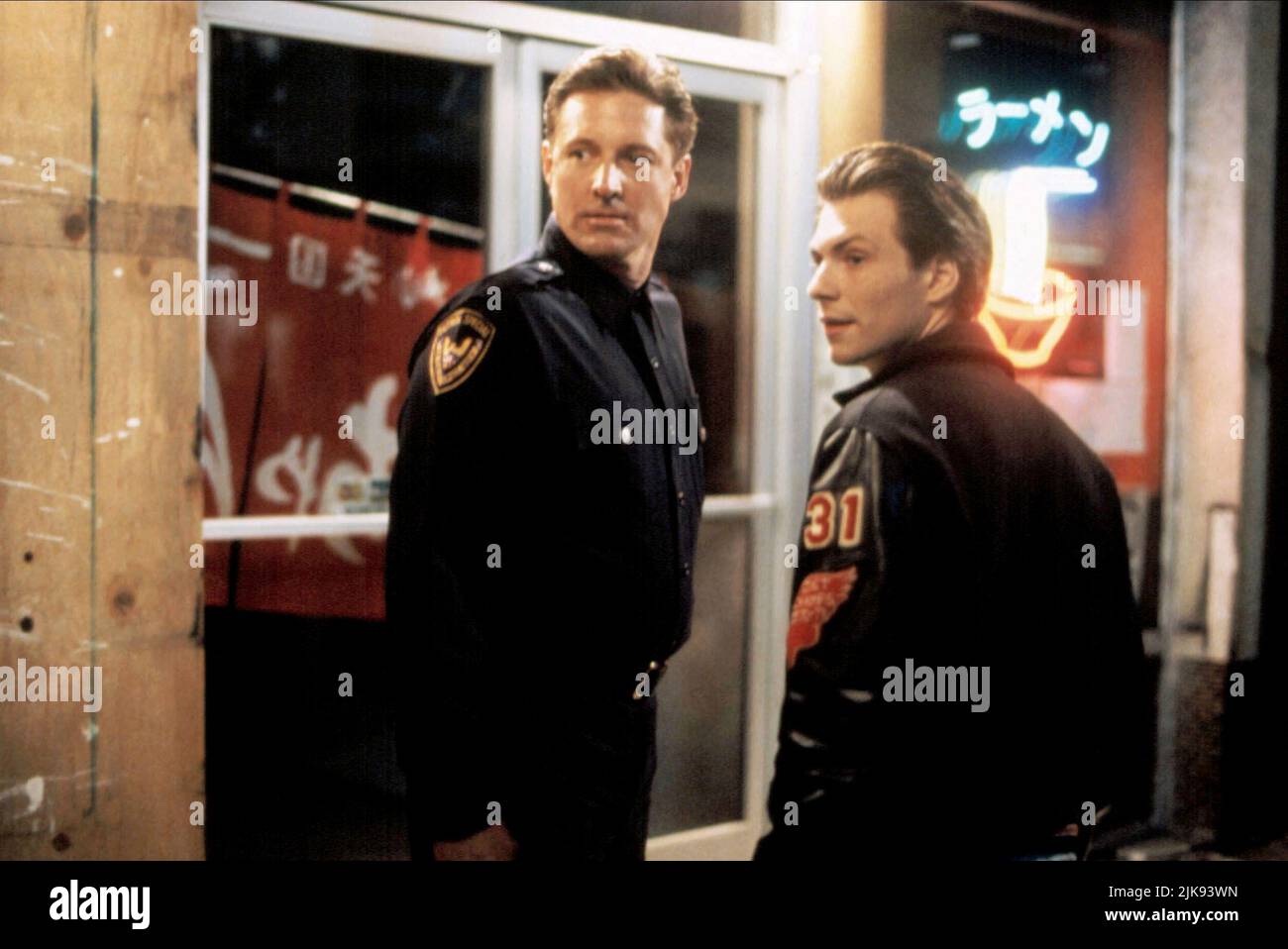 Bruce Boxleitner & Christian Slater film: Kuffs (1992) personnages: Brad Kuffs, George Kuffs Directeur: Bruce A. Evans 10 janvier 1992 **AVERTISSEMENT** cette photographie est destinée à un usage éditorial exclusif et est le droit d'auteur d'UNIVERSAL et/ou du photographe assigné par la Société de film ou de production et ne peut être reproduite que par des publications en conjonction avec la promotion du film ci-dessus. Un crédit obligatoire pour UNIVERSEL est requis. Le photographe doit également être crédité lorsqu'il est connu. Aucune utilisation commerciale ne peut être accordée sans l'autorisation écrite de la Société du film. Banque D'Images