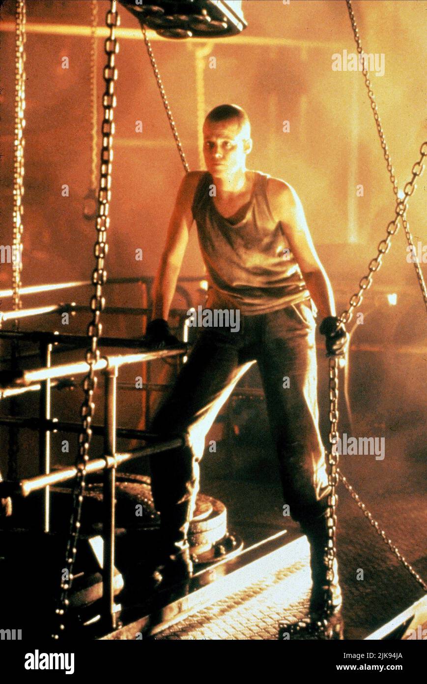 Sigourney Weaver film Alien 3 (USA 1992) réalisateur : David Fincher 22 mai 1992 **AVERTISSEMENT** cette photographie est réservée à un usage éditorial et est protégée par les droits d'auteur de 20TH CENTURY FOX et/ou du photographe désigné par le film ou la société de production et ne peut être reproduite que par des publications en liaison avec la promotion du film ci-dessus. Un crédit obligatoire pour 20TH CENTURY FOX est requis. Le photographe doit également être crédité lorsqu'il est connu. Aucune utilisation commerciale ne peut être accordée sans autorisation écrite de The film Company. Banque D'Images