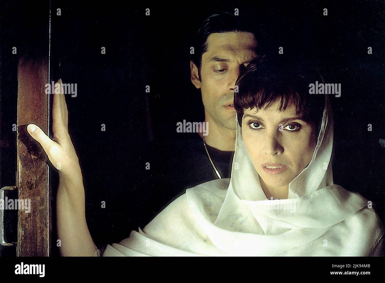 Georges Corraface & Ana Belen film Turkish passion (1994) personnages : Yaman & Desideria Olivan réalisateur : Vicente Aranda 16 décembre 1994 **AVERTISSEMENT** cette photographie est réservée à un usage éditorial et est protégée par les droits d'auteur de la Société cinématographique et/ou du photographe désigné par la Société cinématographique ou de production et ne peut être reproduite que par des publications en liaison avec la promotion du film ci-dessus. Un crédit obligatoire à The film Company est requis. Le photographe doit également être crédité lorsqu'il est connu. Aucune utilisation commerciale ne peut être accordée sans autorisation écrite de The film Company. Banque D'Images