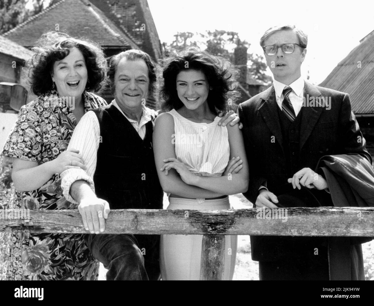 PAM Ferris, David Jason, Catherine Zeta Jones et Philip Franks Television: The Darling Buds of May (1992) personnages: Ma Larkin, Pop Larkin, et Charley Director: Rodney Bennett, Gareth Davies 19 août 1992 **AVERTISSEMENT** cette photographie est à usage éditorial exclusif et est le droit d'auteur de YORKSHIRE TELEVISION et/ou le photographe assigné par la Société de film ou de production et ne peut être reproduite que par des publications dans le cadre de la promotion du film ci-dessus. Un crédit obligatoire pour LA TÉLÉVISION DU YORKSHIRE est requis. Le photographe doit également être crédité lorsqu'il est connu. Aucune utilisation commerciale ne peut Banque D'Images