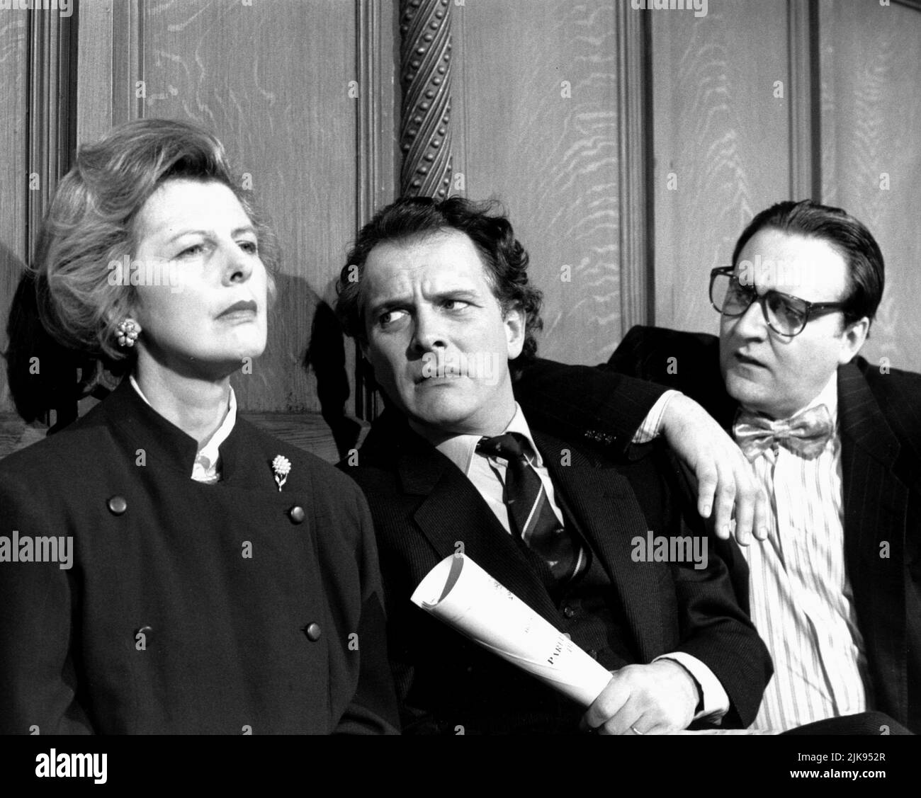 Maxine O'Reilly, Rik Mayall & Michael Troughton Television : The New Statesman (1994) réalisateur : Laurence Marks, Maurice Gran 13 janvier 1991 **AVERTISSEMENT** cette photographie est à usage éditorial exclusif et est la propriété de YORKSHIRE TELEVISION et/ou du photographe assigné par The film or production Company et ne peut être reproduite que par des publications en liaison avec la promotion du film ci-dessus. Un crédit obligatoire à YORKSHIRE TELEVISION est requis. Le photographe doit également être crédité lorsqu'il est connu. Aucune utilisation commerciale ne peut être accordée sans autorisation écrite de The film Company. Banque D'Images
