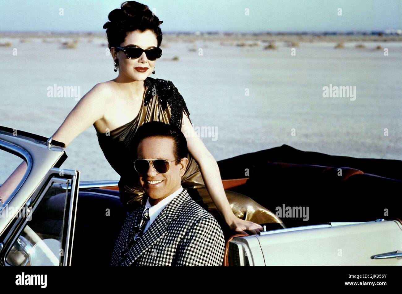 Annette Bening & Warren Beatty film Bugsy (1991) personnages : Virginia Hill & Ben 'Bugsy' Siegel réalisateur : Barry Levinson 10 décembre 1991 **AVERTISSEMENT** cette photographie est réservée à un usage éditorial et est la propriété de TRISTAR et/ou du photographe assigné par la société de production et ne peut être reproduite que par des publications en liaison avec la promotion du film ci-dessus. Un crédit obligatoire pour TRISTAR est requis. Le photographe doit également être crédité lorsqu'il est connu. Aucune utilisation commerciale ne peut être accordée sans autorisation écrite de The film Company. Banque D'Images