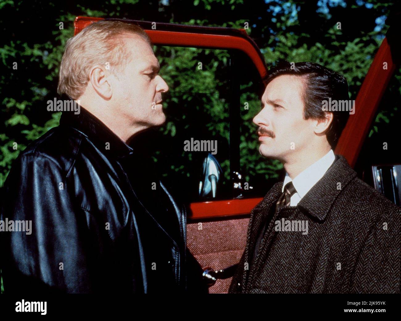 Brian Dennehy & Michael Riley film: To Catch A Killer (1991) personnages: John Wayne Gacy & Lieutenant Joseph 'Joe / Polock' Kozenczak Directeur: Eric jusqu'au 15 mai 1992 **AVERTISSEMENT** cette photographie est destinée à un usage éditorial seulement et est le copyright de CREATIVE ENT. Et/ou le photographe assigné par la Société de film ou de production et ne peut être reproduite que par des publications en conjonction avec la promotion du film ci-dessus. Un crédit obligatoire pour L'ENT. CRÉATIF est requis. Le photographe doit également être crédité lorsqu'il est connu. Aucune utilisation commerciale ne peut être accordée sans l'autorisation écrite du film C. Banque D'Images