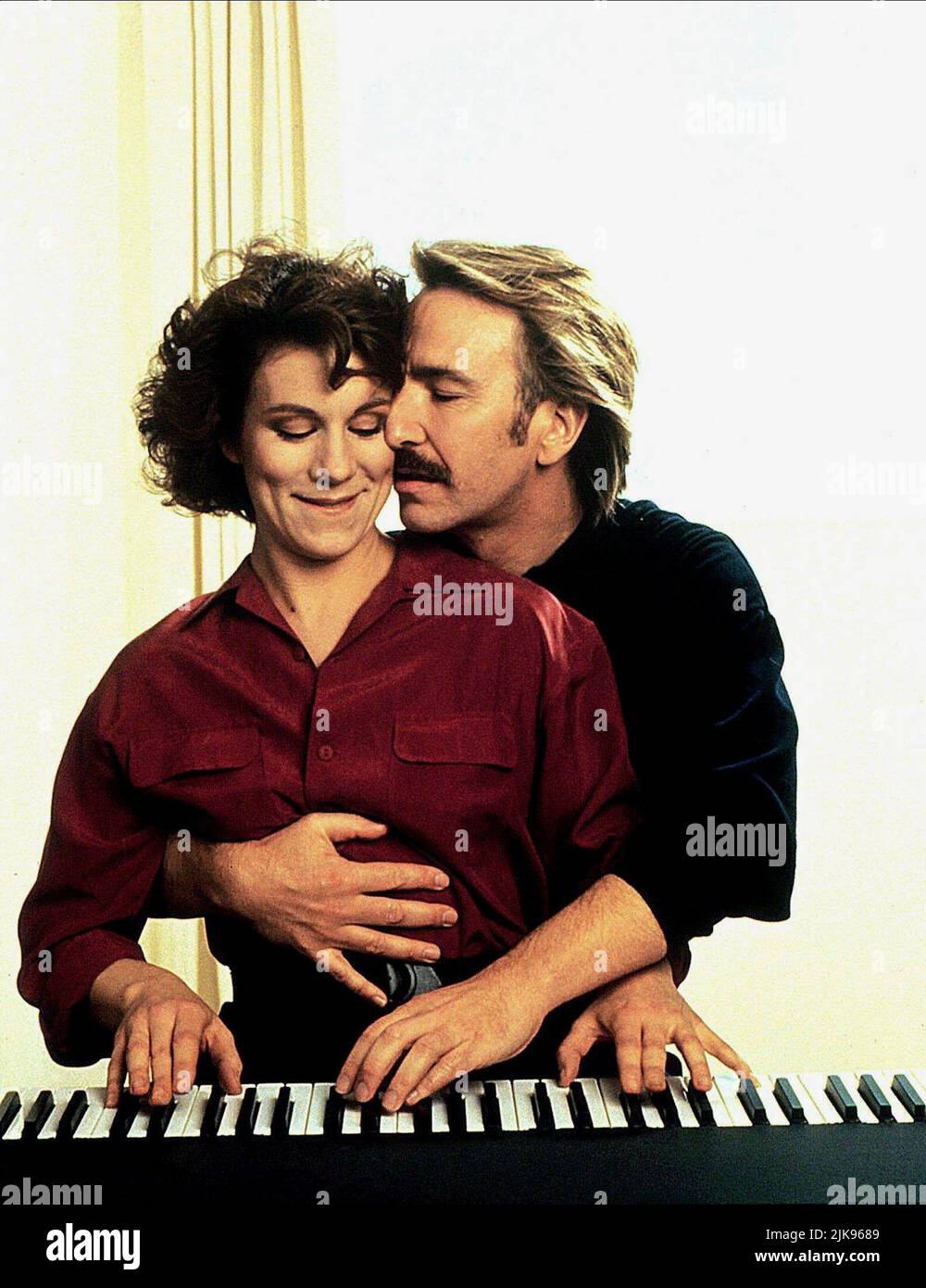 Juliet Stevenson, Alan Rickman film: Vraiment fou profondément (UK 1990) personnages: Nina,Jamie Directeur: Anthony Minghella 10 novembre 1990 **AVERTISSEMENT** cette photographie est destinée à un usage éditorial exclusif et est protégée par les droits d'auteur de la BBC et/ou du photographe attribué par la Société de film ou de production et ne peut être reproduite que par des publications dans le cadre de la promotion du film ci-dessus. Un crédit obligatoire pour BBC est requis. Le photographe doit également être crédité lorsqu'il est connu. Aucune utilisation commerciale ne peut être accordée sans l'autorisation écrite de la Société du film. Banque D'Images