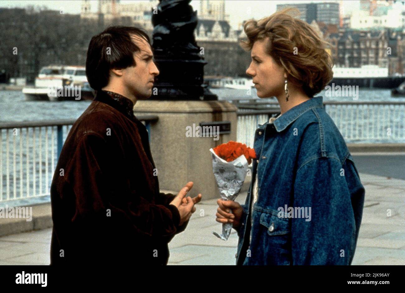 Michael Maloney & Juliet Stevenson film Truly Madly Deep (Royaume-Uni 1990) personnages : Mark & Nina réalisateur : Anthony Minghella 10 novembre 1990 **AVERTISSEMENT** cette photographie est réservée à un usage éditorial et est la propriété de la BBC et/ou du photographe désigné par The film or production Company et ne peut être reproduite que par des publications en liaison avec la promotion du film ci-dessus. Un crédit obligatoire à BBC est requis. Le photographe doit également être crédité lorsqu'il est connu. Aucune utilisation commerciale ne peut être accordée sans autorisation écrite de The film Company. Banque D'Images