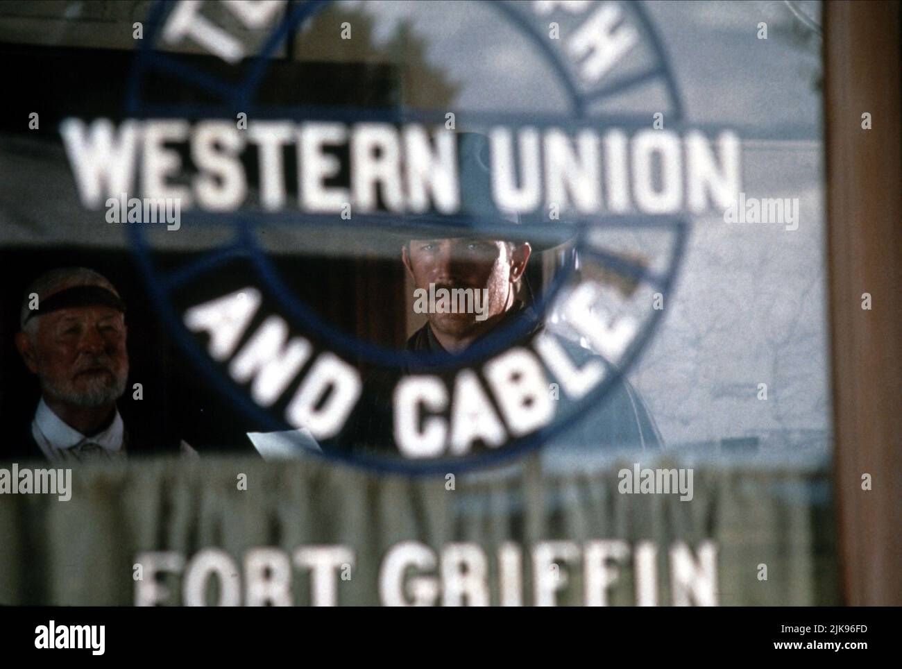Kevin Costner film Wyatt Earp (1994) personnages : Wyatt Earp réalisateur : Lawrence Kasdan 24 juin 1994 **AVERTISSEMENT** cette photographie est réservée à un usage éditorial et est protégée par les droits d'auteur de WARNER BROS et/ou du photographe désigné par The film or production Company et ne peut être reproduite que par des publications dans le cadre de la promotion du film ci-dessus. Un crédit obligatoire à WARNER BROS est requis. Le photographe doit également être crédité lorsqu'il est connu. Aucune utilisation commerciale ne peut être accordée sans autorisation écrite de The film Company. Banque D'Images