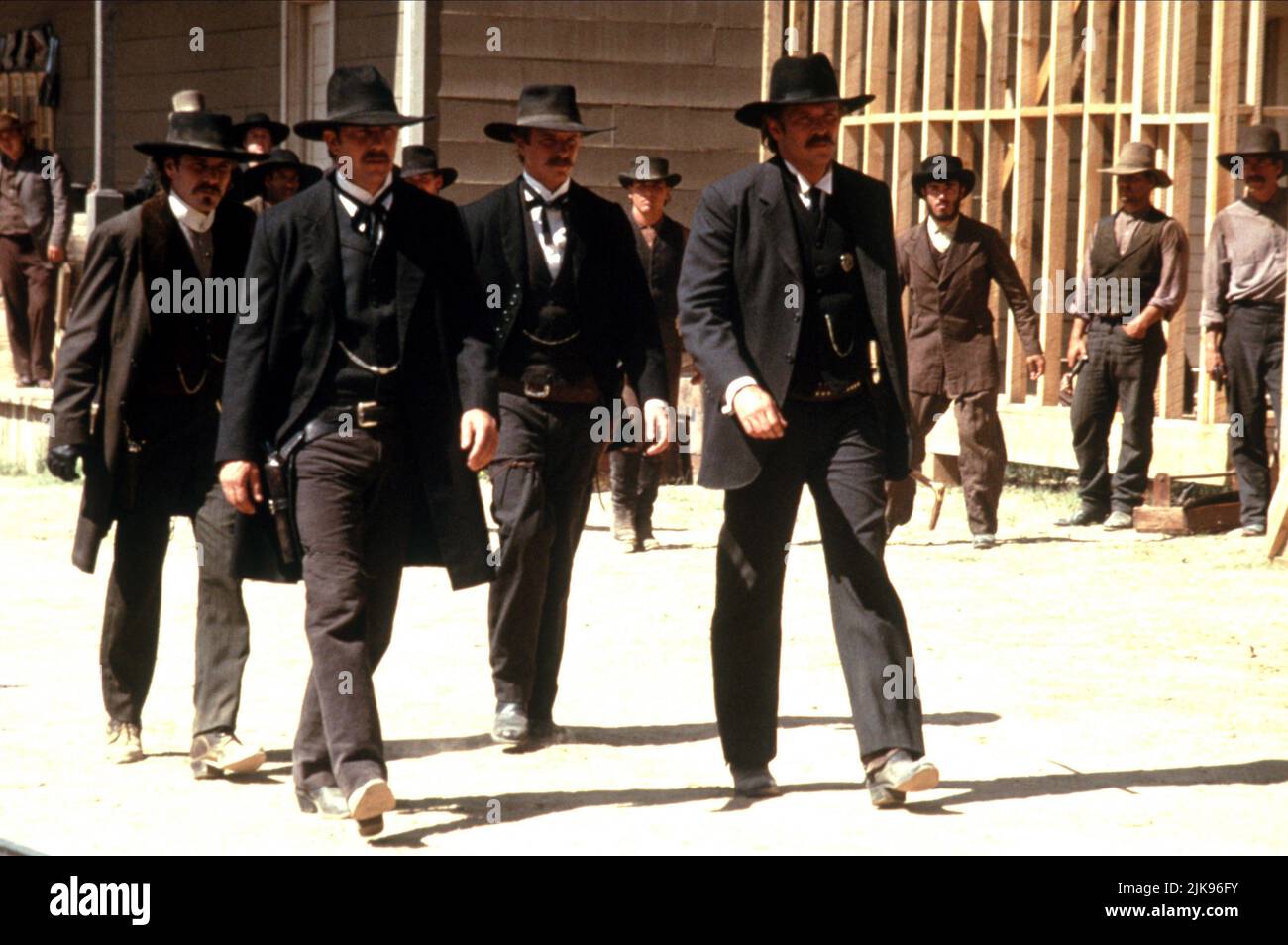 Dennis Quaid, Kevin Costner & Michael Madsen film: Wyatt EARP (USA 1994) personnages: Doc Holliday,Wyatt EARP & Virgil EARP Directeur: Lawrence Kasdan 24 juin 1994 **AVERTISSEMENT** cette photographie est à usage éditorial exclusif et est protégée par les droits d'auteur de WARNER BROS. Et/ou du photographe assigné par la Société de film ou de production et ne peut être reproduite que par des publications dans le cadre de la promotion du film ci-dessus. Un crédit obligatoire pour WARNER BROS est requis. Le photographe doit également être crédité lorsqu'il est connu. Aucune utilisation commerciale ne peut être accordée sans l'autorisation écrite de la Société du film Banque D'Images