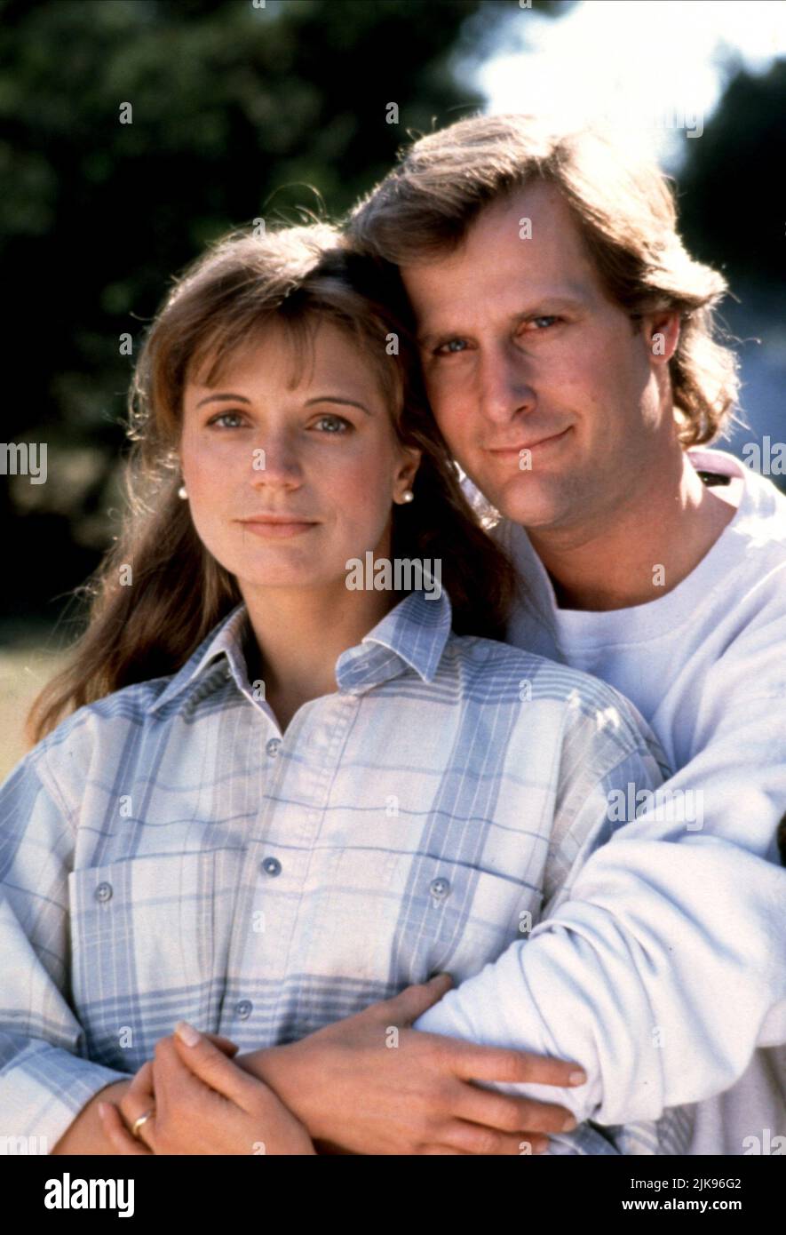 Jeff Daniels & Harley Jane Kozak film : Arachnophobie (1990) personnages : Dr. Ross Jennings & Molly Jennings Directeur : Frank Marshall 18 juillet 1990 **AVERTISSEMENT** cette photographie est à usage éditorial exclusif et est le droit d'auteur de BUENA VISTA et/ou le photographe assigné par la Société de film ou de production et ne peut être reproduite que par des publications dans le cadre de la promotion du film ci-dessus. Un crédit obligatoire pour BUENA VISTA est requis. Le photographe doit également être crédité lorsqu'il est connu. Aucune utilisation commerciale ne peut être accordée sans l'autorisation écrite de la Société du film. Banque D'Images