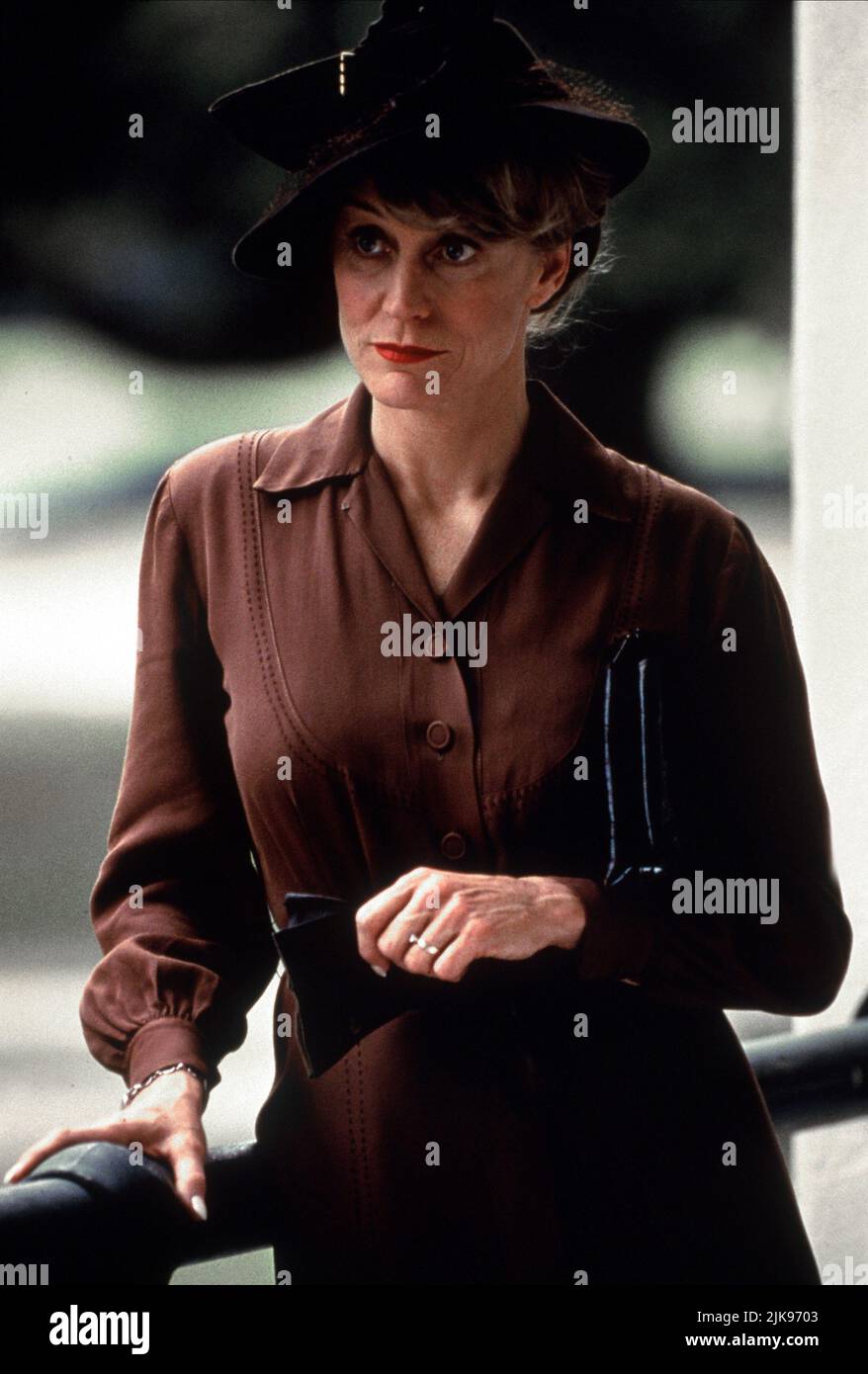 Carrie Snodgress film Mission of the Shark : The Saga of the U.S.S Indianapolis (1991) personnages : louise mcvay réalisateur : Robert Iscove 28 septembre 1991 **AVERTISSEMENT** cette photographie est à usage éditorial seulement et est la propriété de CBS et/ou du photographe assigné par The film or production Company et ne peut être reproduite que par des publications dans le cadre de la promotion du film ci-dessus. Un crédit obligatoire à CBS est requis. Le photographe doit également être crédité lorsqu'il est connu. Aucune utilisation commerciale ne peut être accordée sans autorisation écrite de The film Company. Banque D'Images