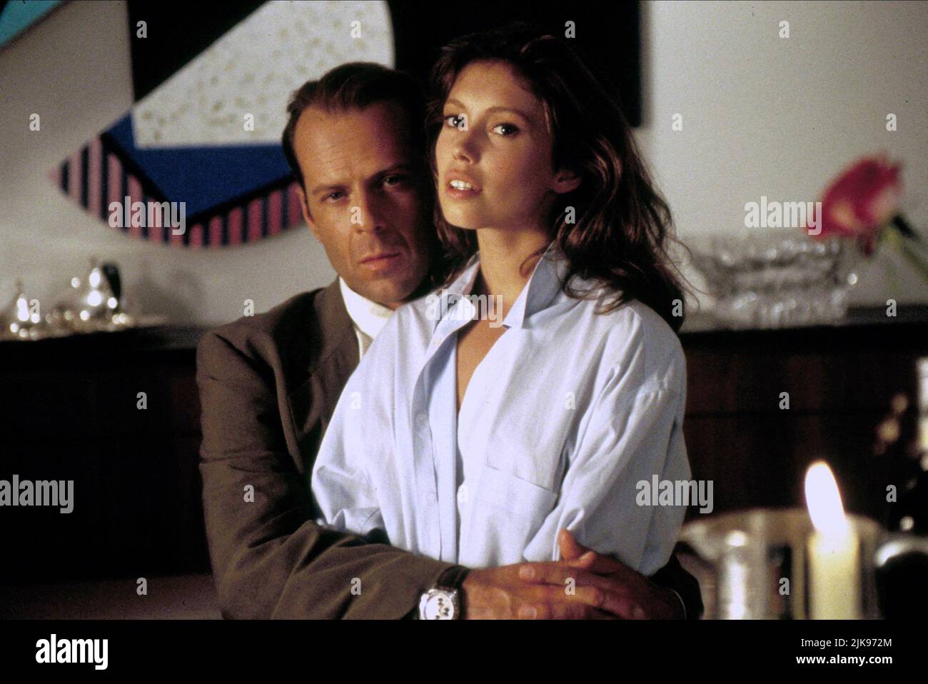 Bruce Willis & Jane March film: Color of Night (1994) personnages: Dr Bill CAPA, Rose Directeur: Richard Rush 19 août 1994 **AVERTISSEMENT** cette photographie est destinée à un usage éditorial seulement et est le droit d'auteur de BUENA VISTA et/ou le photographe assigné par la Société de film ou de production et ne peut être reproduite que par des publications dans le cadre de la promotion du film ci-dessus. Un crédit obligatoire pour BUENA VISTA est requis. Le photographe doit également être crédité lorsqu'il est connu. Aucune utilisation commerciale ne peut être accordée sans l'autorisation écrite de la Société du film. Banque D'Images