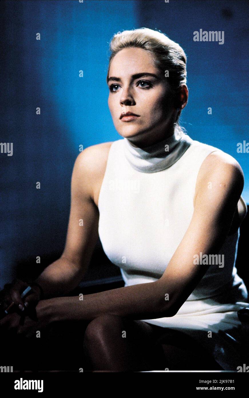 Sharon Stone film Basic Instinct (USA/FR 1992) personnages : Catherine Tramell réalisateur : Paul Verhoeven 20 mars 1992 **AVERTISSEMENT** cette photographie est réservée à un usage éditorial et est la propriété de CAROLCO PICTURES et/ou du photographe désigné par le film ou la société de production et ne peut être reproduite que par des publications en liaison avec la promotion du film ci-dessus. Un crédit obligatoire pour CAROLCO PICTURES est requis. Le photographe doit également être crédité lorsqu'il est connu. Aucune utilisation commerciale ne peut être accordée sans autorisation écrite de The film Company. Banque D'Images