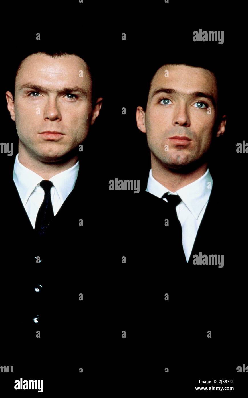 Gary Kemp & Martin Kemp film: The Krays (UK 1980) personnages: Ronald Kray & Reggie Kray Directeur: Peter Medak 27 avril 1990 **AVERTISSEMENT** cette photographie est destinée à un usage éditorial exclusif et est le droit d'auteur des DISTRIBUTEURS de FILMS DE RANG et/ou du photographe assigné par la Société du film ou de la production et ne peut être reproduite que par des publications dans le cadre de la promotion du film ci-dessus. Un crédit obligatoire pour CLASSER LES DISTRIBUTEURS DE FILMS est requis. Le photographe doit également être crédité lorsqu'il est connu. Aucune utilisation commerciale ne peut être accordée sans l'autorisation écrite de la Société du film. Banque D'Images