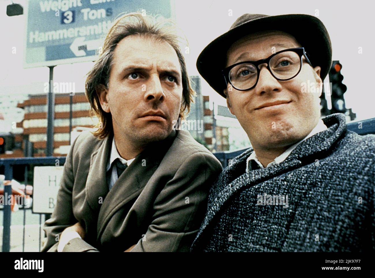 Rik Mayall, Ade Edmondson Television : Bottom (1992) 17 septembre 1991 **AVERTISSEMENT** cette photographie est destinée à un usage éditorial seulement et est protégée par le copyright de la BBC et/ou du photographe désigné par la société de production et ne peut être reproduite que par des publications dans le cadre de la promotion du film ci-dessus. Un crédit obligatoire à BBC est requis. Le photographe doit également être crédité lorsqu'il est connu. Aucune utilisation commerciale ne peut être accordée sans autorisation écrite de The film Company. Banque D'Images