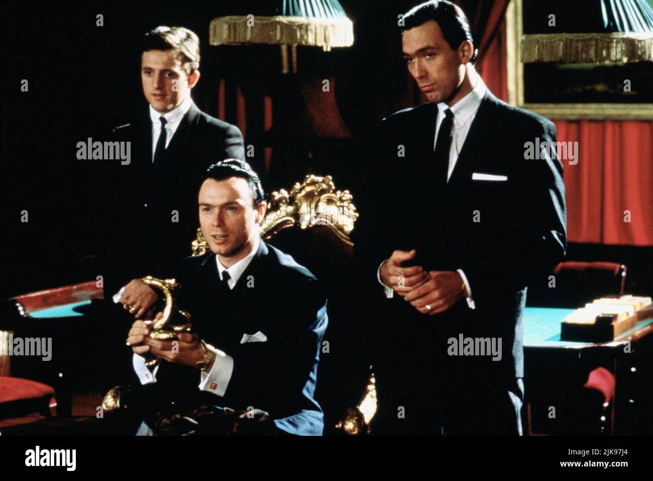 Gary Kemp & Martin Kemp film: The Krays (UK 1980) personnages: Ronald Kray & Reggie Kray Directeur: Peter Medak 27 avril 1990 **AVERTISSEMENT** cette photographie est destinée à un usage éditorial exclusif et est le droit d'auteur des DISTRIBUTEURS de FILMS DE RANG et/ou du photographe assigné par la Société du film ou de la production et ne peut être reproduite que par des publications dans le cadre de la promotion du film ci-dessus. Un crédit obligatoire pour CLASSER LES DISTRIBUTEURS DE FILMS est requis. Le photographe doit également être crédité lorsqu'il est connu. Aucune utilisation commerciale ne peut être accordée sans l'autorisation écrite de la Société du film. Banque D'Images