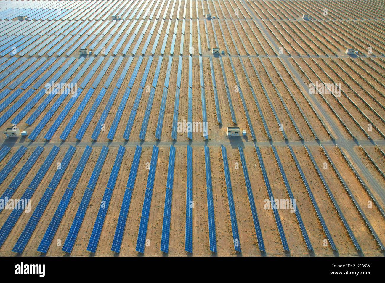 ZHANGYE, CHINE - 31 JUILLET 2022 - photo aérienne prise sur 31 juillet 2022 montre l'énergie propre des centrales solaires photovoltaïques sur le Gobi I sans bornes Banque D'Images