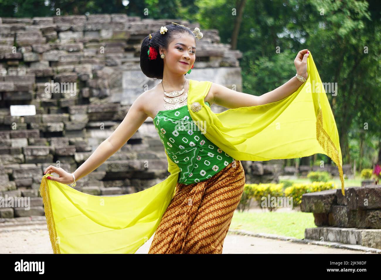 Danseurs traditionnels indonésiens avec des vêtements traditionnels qui sont appelés kemben Banque D'Images