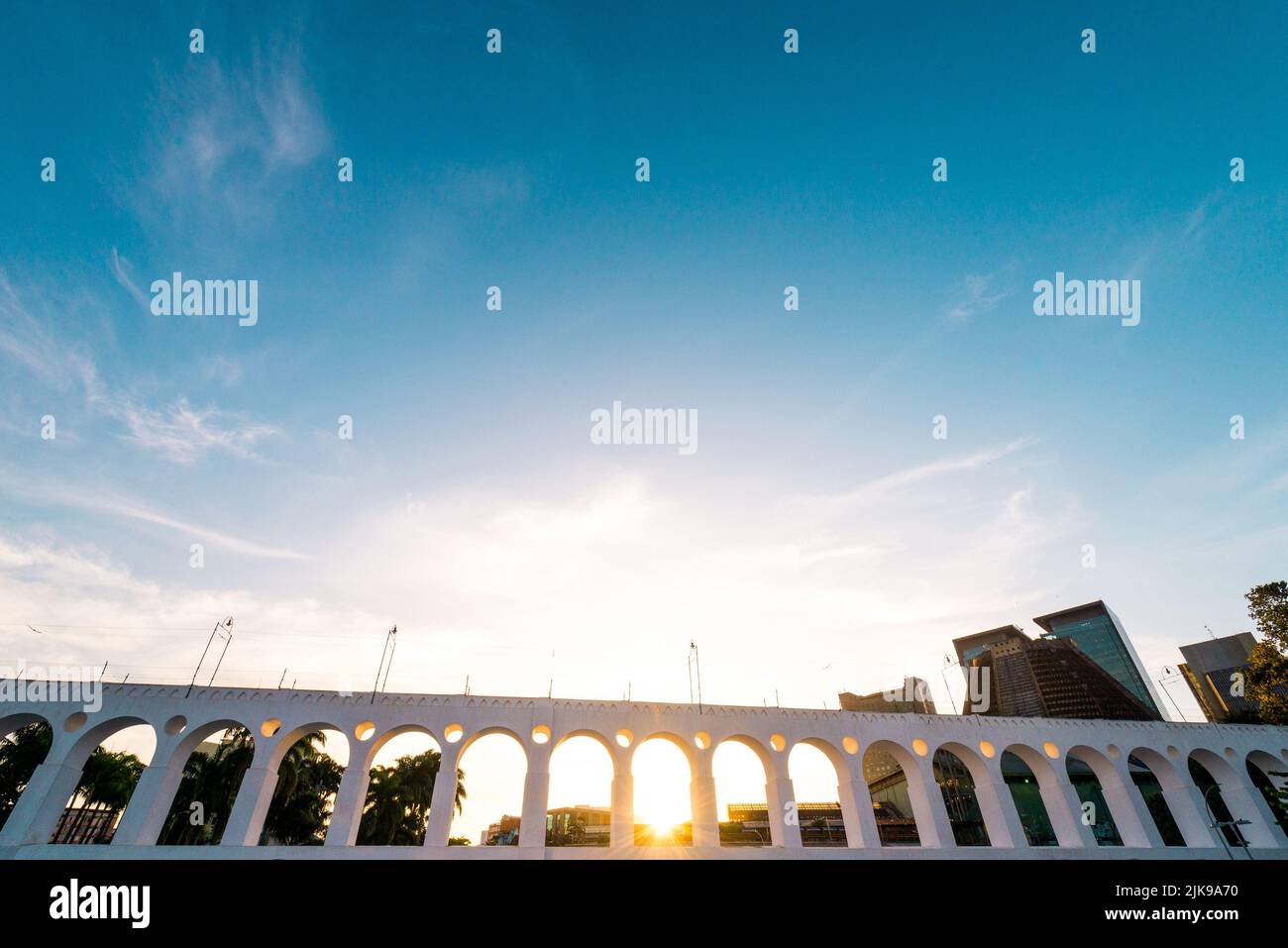 Le soleil brille à travers le site d'intérêt de Lapa Arches dans le centre-ville de Rio de Janeiro Banque D'Images