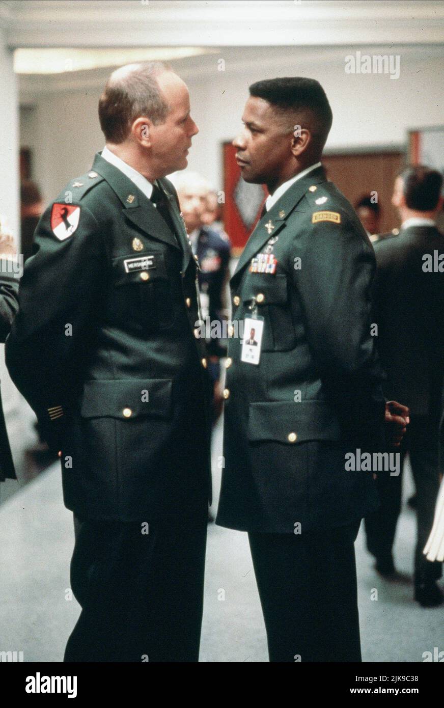 Michael Moriarty, Denzel Washington film: Courage sous le feu (1996) personnages: General Hershberg,NAT Serling Directeur: Edward Zwick 12 juillet 1996 **AVERTISSEMENT** cette photographie est à usage éditorial exclusif et est le droit d'auteur de 20 CENTURY FOX et/ou le photographe assigné par la Société du film ou de la production et ne peut être reproduite que par des publications dans le cadre de la promotion du film ci-dessus. Un crédit obligatoire à 20 CENTURY FOX est requis. Le photographe doit également être crédité lorsqu'il est connu. Aucune utilisation commerciale ne peut être accordée sans l'autorisation écrite de la Société du film. Banque D'Images