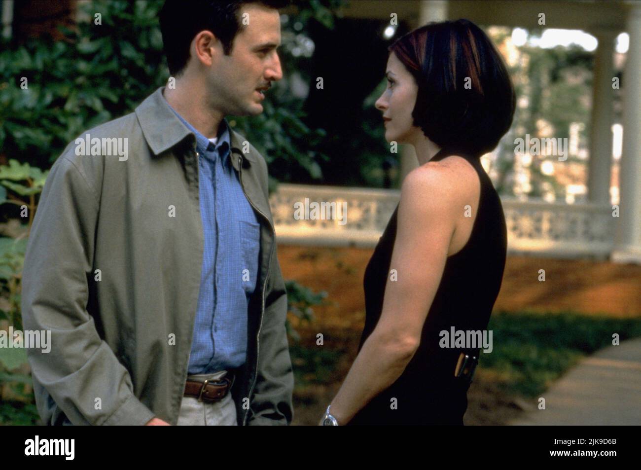 David Arquette & Courteney Cox film Scream 2 (USA 1997) personnages : Dwight 'Dewey' Riley, Gale Weathers réalisateur : Wes Craven 10 décembre 1997 **AVERTISSEMENT** cette photographie est à usage éditorial exclusif et est la propriété intellectuelle de DIMENSION films et/ou du photographe assigné par le film ou la société de production et ne peut être reproduite que par des publications en liaison avec la promotion du film ci-dessus. Un crédit obligatoire pour DIMENSIONNER les films est requis. Le photographe doit également être crédité lorsqu'il est connu. Aucune utilisation commerciale ne peut être accordée sans autorisation écrite de The film Company. Banque D'Images