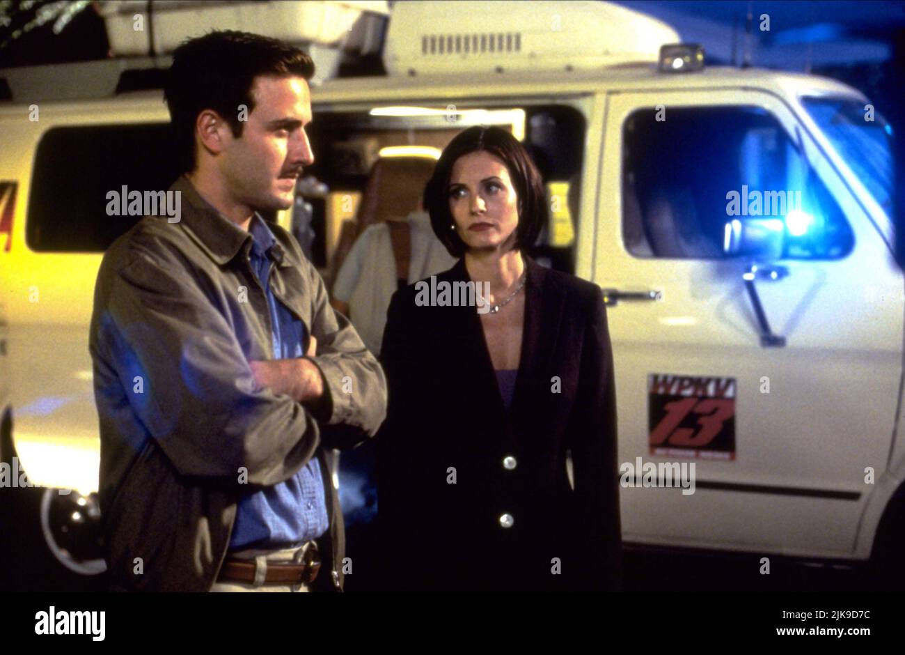 David Arquette & Courteney Cox film Scream 2 (USA 1997) personnages : Dwight 'Dewey' Riley, Gale Weathers réalisateur : Wes Craven 10 décembre 1997 **AVERTISSEMENT** cette photographie est à usage éditorial exclusif et est la propriété intellectuelle de DIMENSION films et/ou du photographe assigné par le film ou la société de production et ne peut être reproduite que par des publications en liaison avec la promotion du film ci-dessus. Un crédit obligatoire pour DIMENSIONNER les films est requis. Le photographe doit également être crédité lorsqu'il est connu. Aucune utilisation commerciale ne peut être accordée sans autorisation écrite de The film Company. Banque D'Images