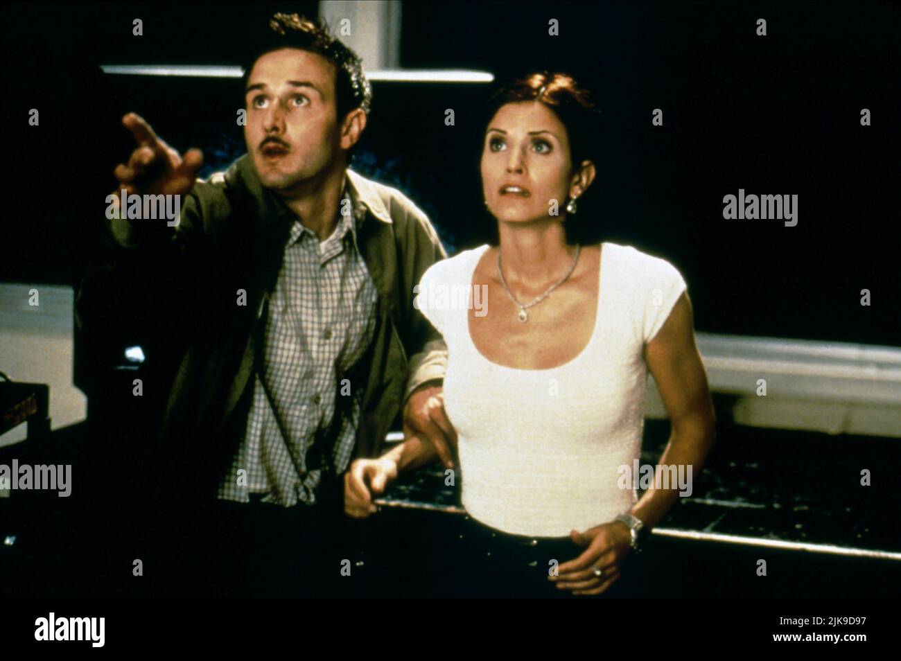 David Arquette & Courteney Cox film Scream 2 (USA 1997) personnages : Dwight 'Dewey' Riley, Gale Weathers réalisateur : Wes Craven 10 décembre 1997 **AVERTISSEMENT** cette photographie est à usage éditorial exclusif et est la propriété intellectuelle de DIMENSION films et/ou du photographe assigné par le film ou la société de production et ne peut être reproduite que par des publications en liaison avec la promotion du film ci-dessus. Un crédit obligatoire pour DIMENSIONNER les films est requis. Le photographe doit également être crédité lorsqu'il est connu. Aucune utilisation commerciale ne peut être accordée sans autorisation écrite de The film Company. Banque D'Images