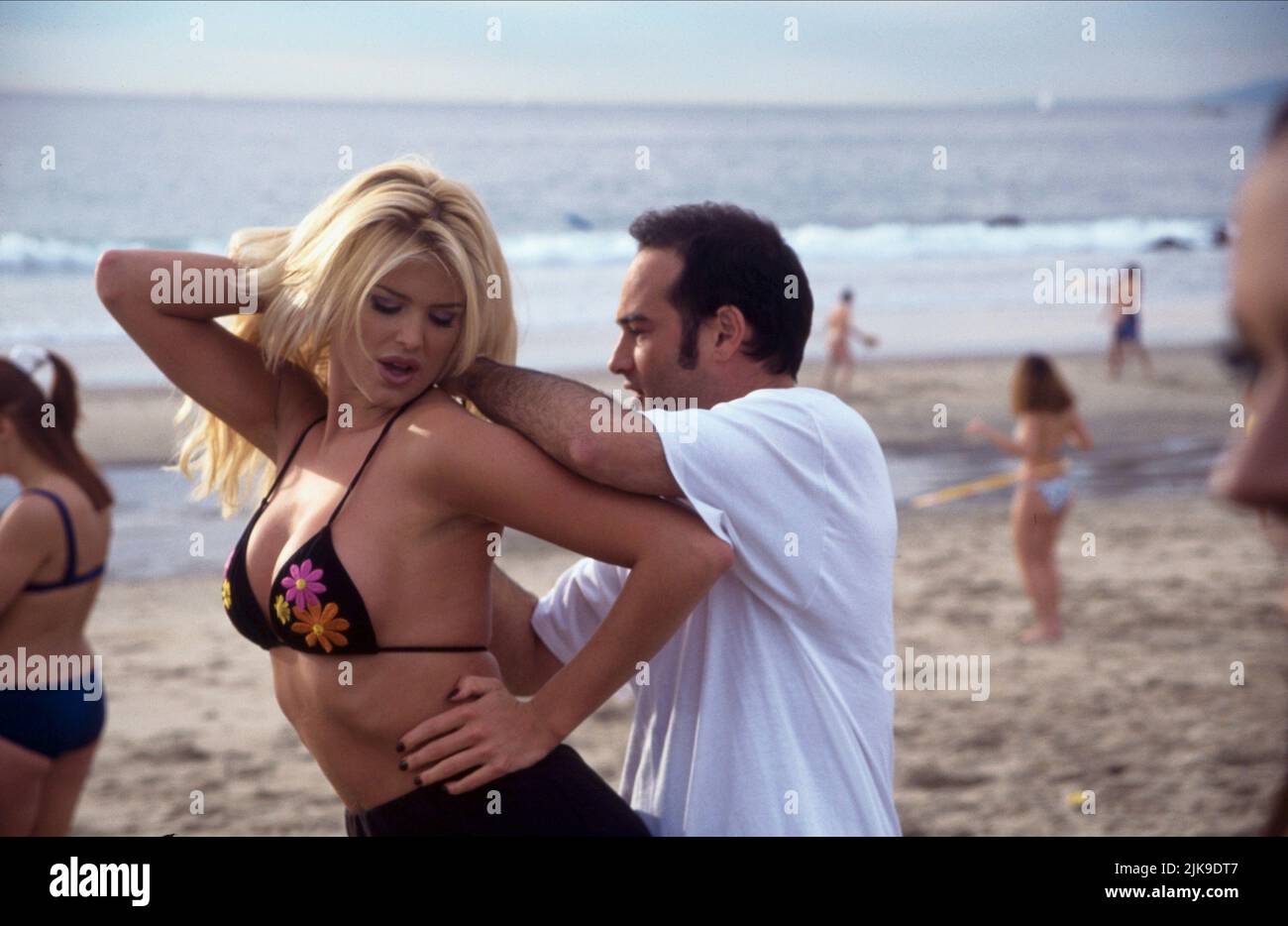 Victoria Silvstedt & David Packer film: Beach Movie (1998) personnages: Stephanie, Howard Directeur: John Quinn 25 novembre 1998 **AVERTISSEMENT** cette photographie est à usage éditorial exclusif et est le droit d'auteur de MCPA et/ou le photographe assigné par la Société de film ou de production et ne peut être reproduite que par des publications en conjonction avec la promotion du film ci-dessus. Un crédit obligatoire pour MCPA est requis. Le photographe doit également être crédité lorsqu'il est connu. Aucune utilisation commerciale ne peut être accordée sans l'autorisation écrite de la Société du film. Banque D'Images