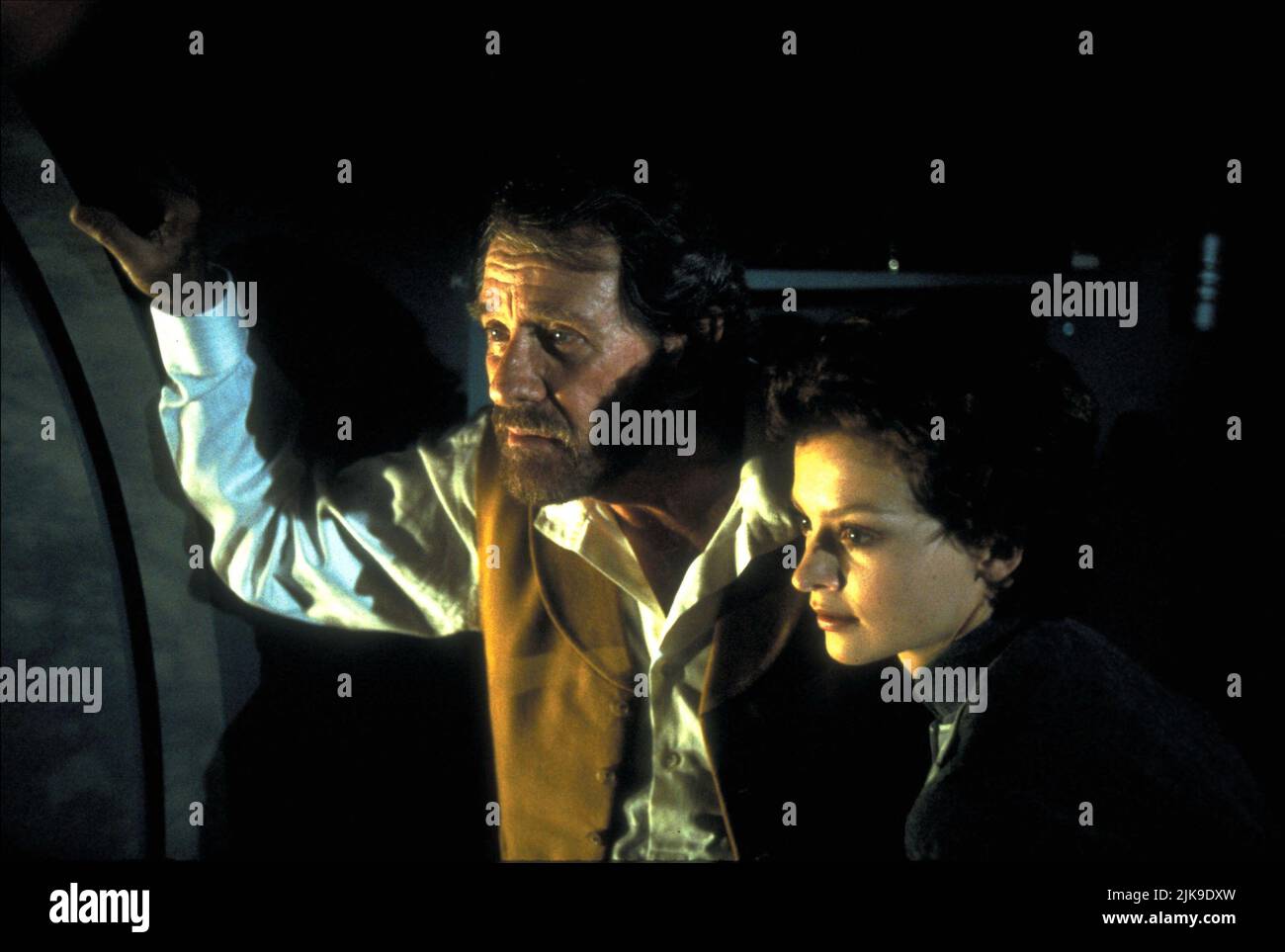 Richard Crenna & Julie Cox film: 20 000 ligues sous la mer (TV-film) personnages: Professeur Aronnax, Sophie Arronax USA 1997, / Literaturverfilmung (basé sur le livre de Jules Verne) Directeur: Michael Anderson 23 mars 1997 **AVERTISSEMENT** cette photographie est destinée à un usage éditorial exclusif et est le droit d'auteur de MARQUE DE DIVERTISSEMENT et/ou le photographe assigné par la Société de film ou de production et ne peut être reproduite que par des publications en conjonction avec la promotion du film ci-dessus. Un crédit obligatoire pour LES DIVERTISSEMENTS EST requis. Le photographe doit également être crédité lorsque kno Banque D'Images