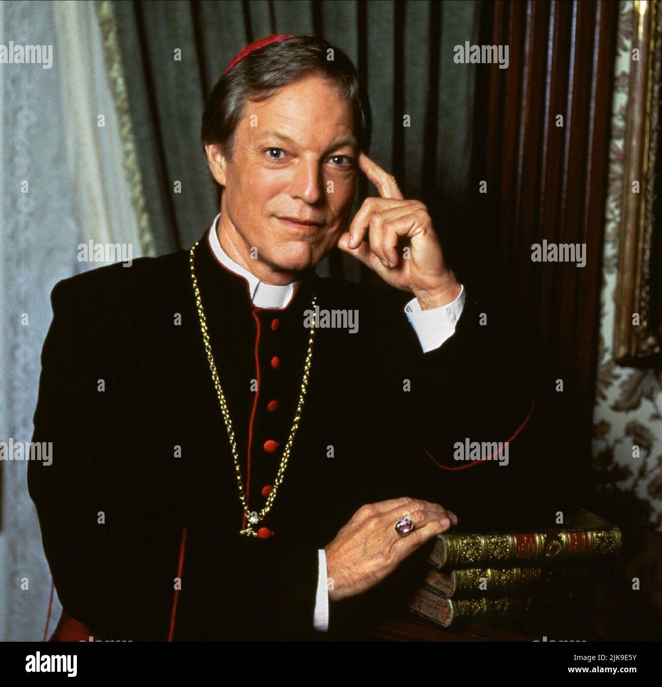 Richard Chamberlain film: The Thorn Birds: The Missing Years (1997) personnages: Ralph de Bricassart 11 février 1996 **AVERTISSEMENT** cette photographie est destinée à un usage éditorial exclusif et est protégée par les droits d'auteur de WARNER et/ou du photographe attribué par la Société de film ou de production et ne peut être reproduite que par des publications dans le cadre de la promotion du film ci-dessus. Un crédit obligatoire pour WARNER est requis. Le photographe doit également être crédité lorsqu'il est connu. Aucune utilisation commerciale ne peut être accordée sans l'autorisation écrite de la Société du film. Banque D'Images