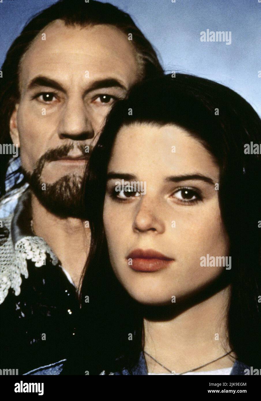 Patrick Stewart & Neve Campbell film: The Canterville Ghost (TV-film) personnages: Sir Simon de Canterville & Virginia 'Ginny' Otis USA 1996, / Literaturverfilmung (basé sur l'histoire d'Oscar Wilde) Directeur: Sydney Macartney 27 janvier 1996 **AVERTISSEMENT** cette photographie est destinée à un usage éditorial exclusif et est protégée par les droits d'auteur de SIGNBOARD HILL PRODUCTIONS et/ou le photographe assigné par la Société de film ou de production et ne peut être reproduite que par des publications en conjonction avec la promotion du film ci-dessus. Un crédit obligatoire pour SIGNER HILL PRODUCTIONS est requis. Le photographe doit Banque D'Images