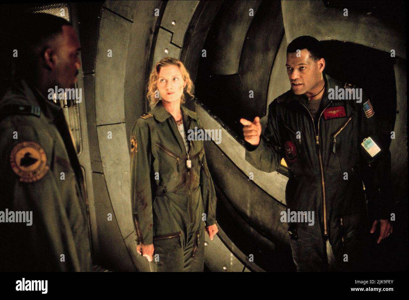 Richard T. Jones,Joely Richardson & Laurence Fishburne film: Event Horizon (USA/UK 1997) personnages: Cooper,Lt. Starck, capitaine Miller Directeur : Paul W.S. Anderson 15 août 1997 **AVERTISSEMENT** cette photographie est destinée à un usage éditorial exclusif et est le droit d'auteur de PARAMOUNT et/ou du photographe attribué par la Société de film ou de production et ne peut être reproduite que par des publications en conjonction avec la promotion du film ci-dessus. Un crédit obligatoire pour PARAMOUNT est requis. Le photographe doit également être crédité lorsqu'il est connu. Aucune utilisation commerciale ne peut être accordée sans l'autorisation écrite de l'IF Banque D'Images